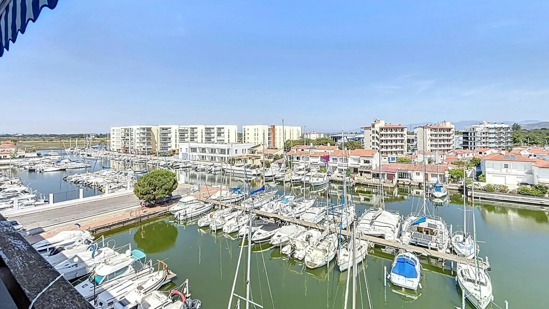 B Marina 410 Atico Un Dormitorio Vista Canal Ampuriabrava 0*,  España